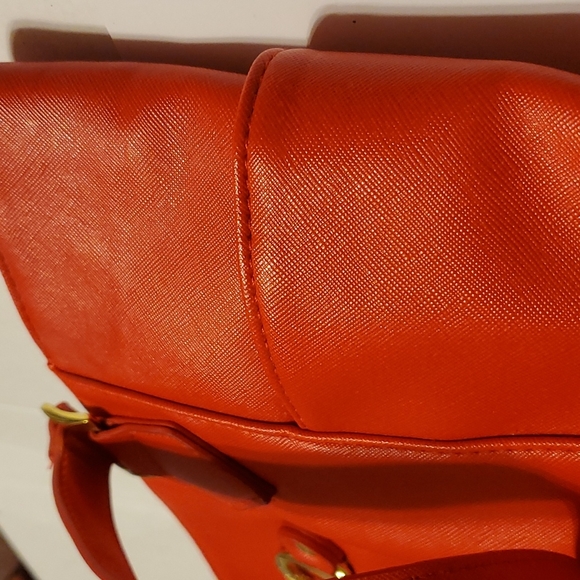 Iman designed tote bag, RedFauxLeather,pockets inside and out,goldtone hardware - Picture 5 of 8